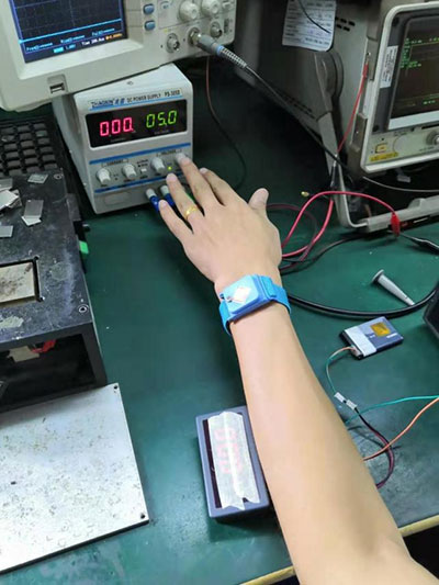 戴上靜電手環(huán)，將電源電壓設(shè)在5V。